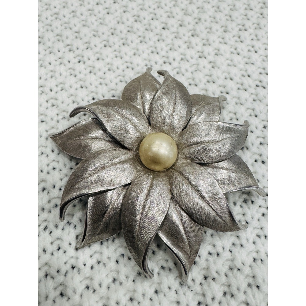 Tully Lee Silver Tone Flower Brooch Faux Pearl Vintage Floral Pin